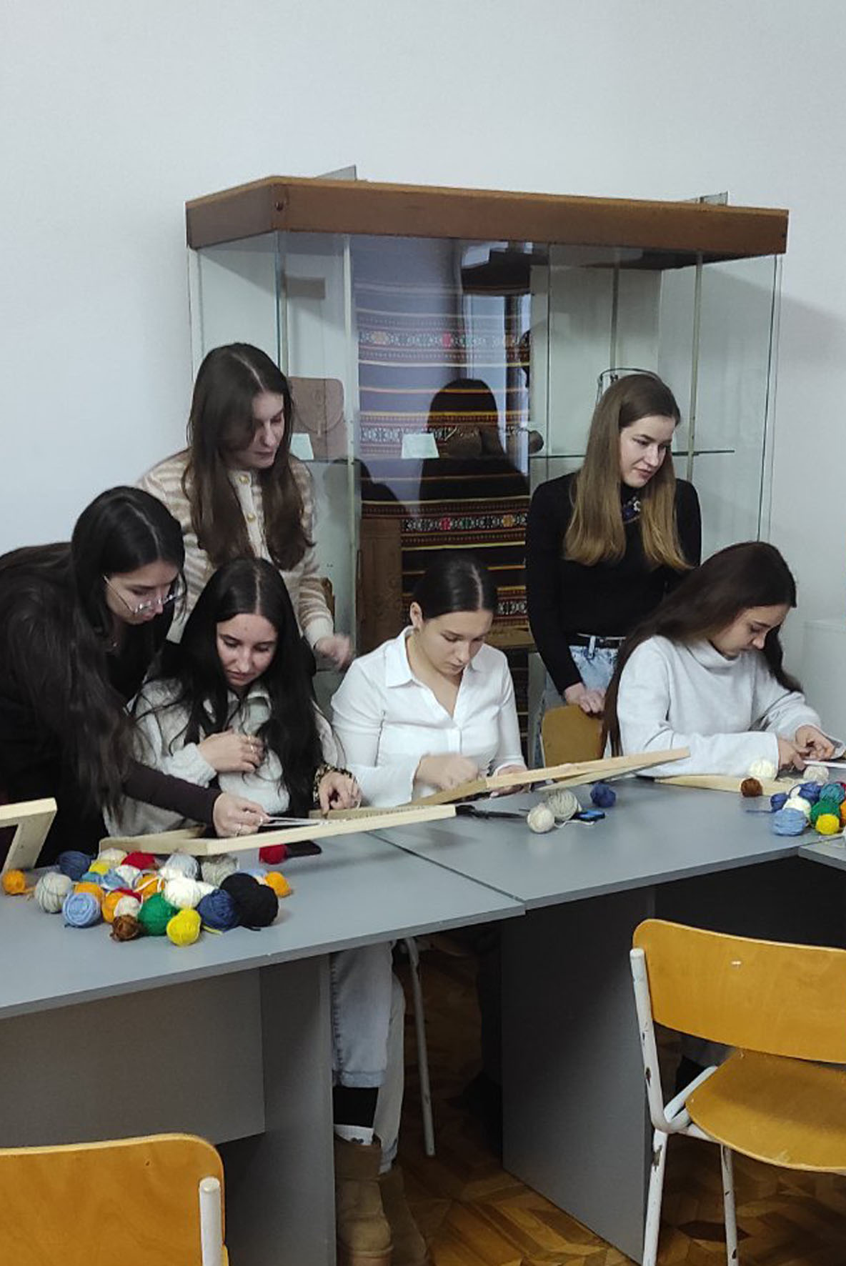 Click to enlarge image Studenty_Provely_Majster_Klas_Z_Gobelenovogo_Tkatstva_1.jpg